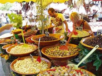 Olives at Apt markets